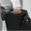 Person bär arm- och bentränaren med handtaget på ovansidan.
