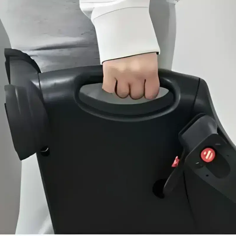 Bärbar arm- och bentränare Person bär arm- och bentränaren med handtaget på ovansidan.