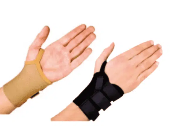Två handledsstöd i svart och beige färg som visar olika sätt att bära Alfa Handledsbandage Kort.
