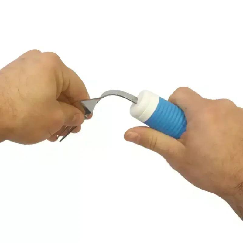 Böjbar gaffel i användning Böjbar gaffel med greppvänligt handtag böjs i hand