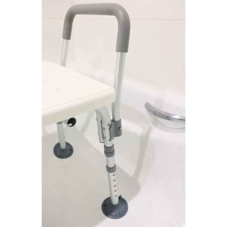 blob-6-24.jpg Badkarssits med Handtag a white shower chair with grey handles
