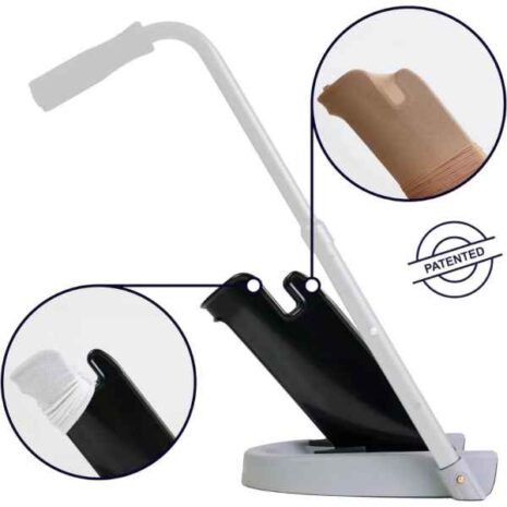 Strumppådragare Special med två rälsar Strumppådragare Special 2-i-1 med justerbara handtag och inre och yttre räls för påtagning av strumpor och kompressionsstrumpor, visas stående på golvet.