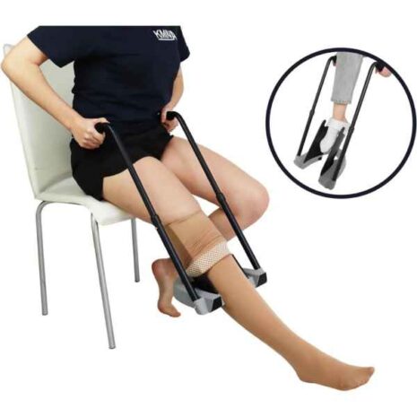 Användning sittande Person som använder Strumppådragare Special för att ta på kompressionsstrumpor, sittande på en stol.