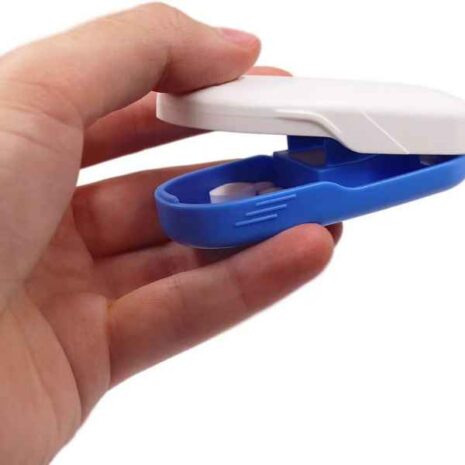 Tablettdelare a hand holding a blue and white device