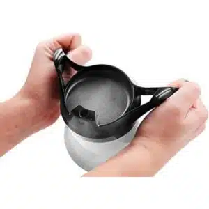 Droppskyddskopp med svart lock och dubbla ergonomiska handtag, hålls av två händer.