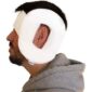 Öronkudde med hål och kardborreband placerad runt huvudet