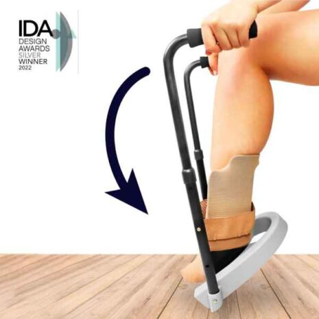 Påtagning med lutning Strumppådragare Special vinklad för att visa hur strumpan dras på foten med hjälp av rälsen.