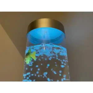 Närbild på bubbelrör med LED-ljus och flytande dekorationer