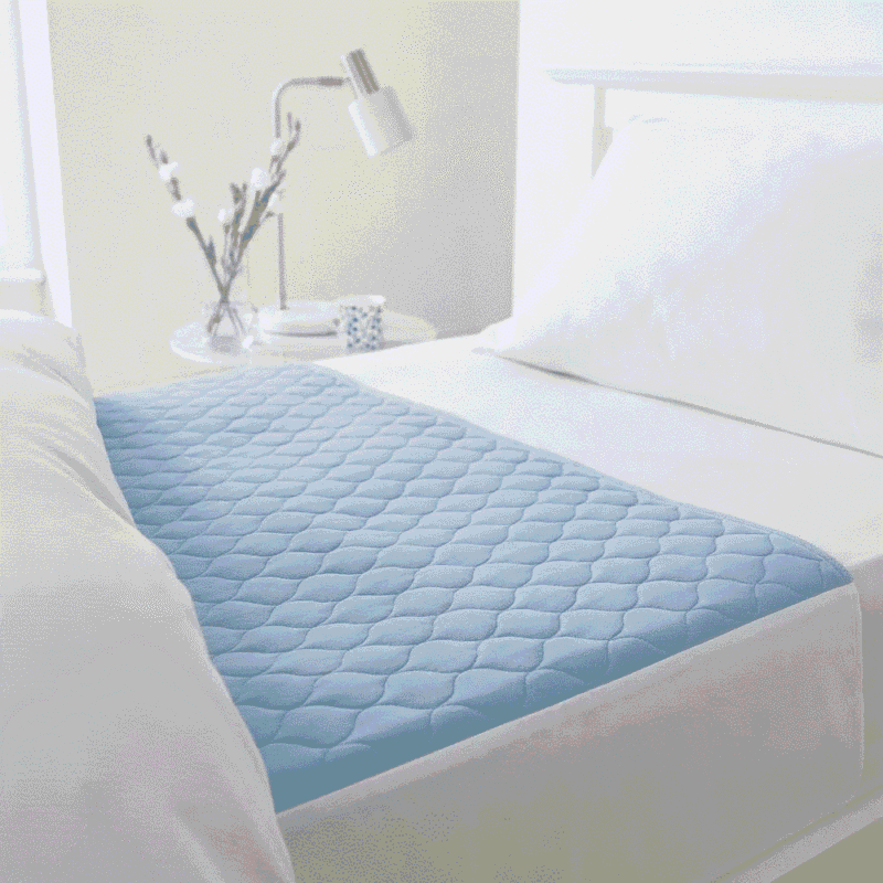 Inkontinensskydd för säng tvättbar – blå, placerat på vit enkelsäng