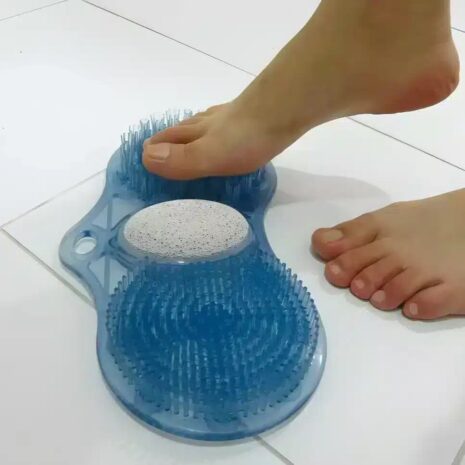 Fotborste. a foot on a blue massager