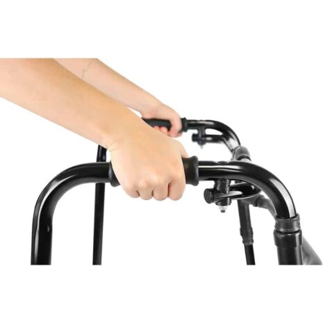 58_14fa76fb-abe5-43ac-9f3f-bc417987824d_1000x1000_crop_center_batcheditor_fotor.webp Gåram a hand holding a handlebar