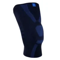 Knee pads in black and blue with anatomical fit and elastic material.