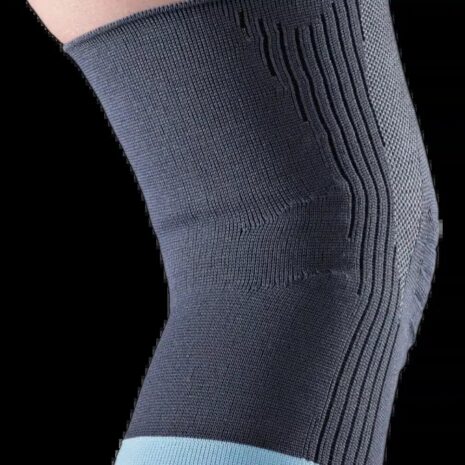Kompressionsstöd för knät GenuAction Knästöd 4 Närbild på knä med elastiskt svart knäskydd