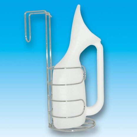 Hållare för Urinflaskor. a white plastic pitcher in a metal holder