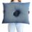Kudde med hål a person holding a pillow with a hole in the center