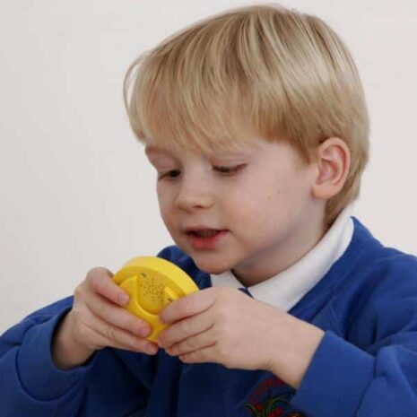pratende-schijf-geel-20-seconden-20363471-2-1.jpg a young boy holding a yellow object