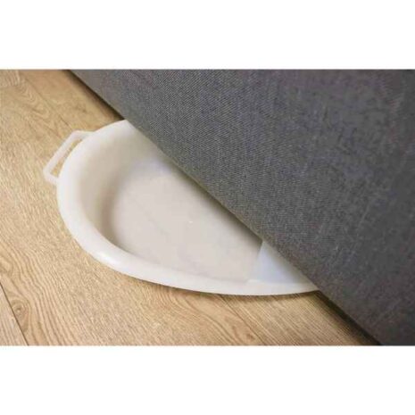 blob-5-55.jpg Sängbäcken a white tray under a couch