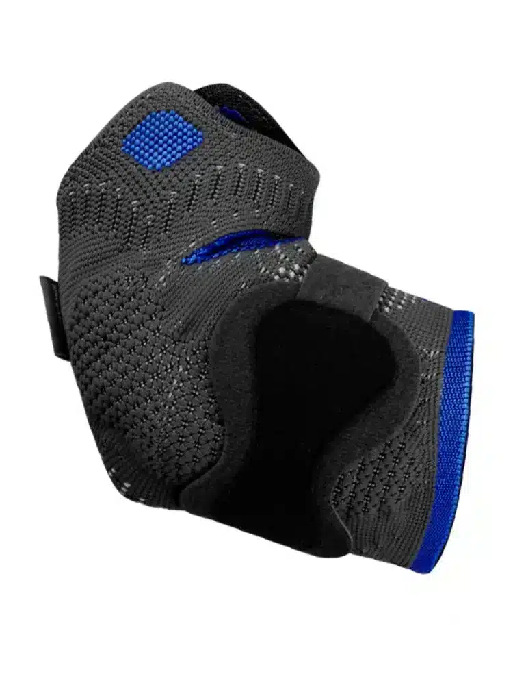 silistab-epi-armbagsortos-2 Silistab Epi armbågsstöd i svart med blå detaljer och anatomisk design för smärtlindring och stabilitet.