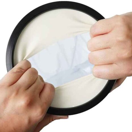 blob-5-46.jpg Skydd för gipsad underarm hands pulling a white cloth out of a circular object
