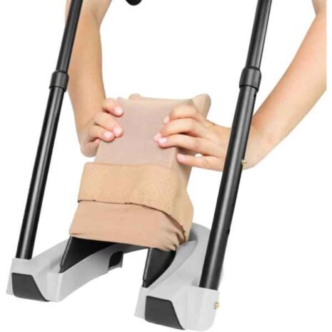 Placera strumpan Strumppådragare special Närbild på händer som placerar en strumpa på strumppådragarens räls.