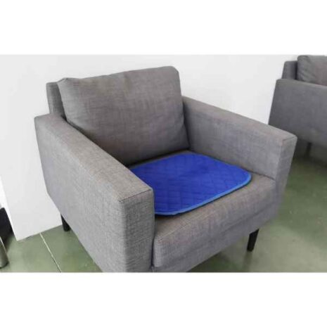 blob-12-6.jpg Tvättbart sittskydd a chair with a blue pad