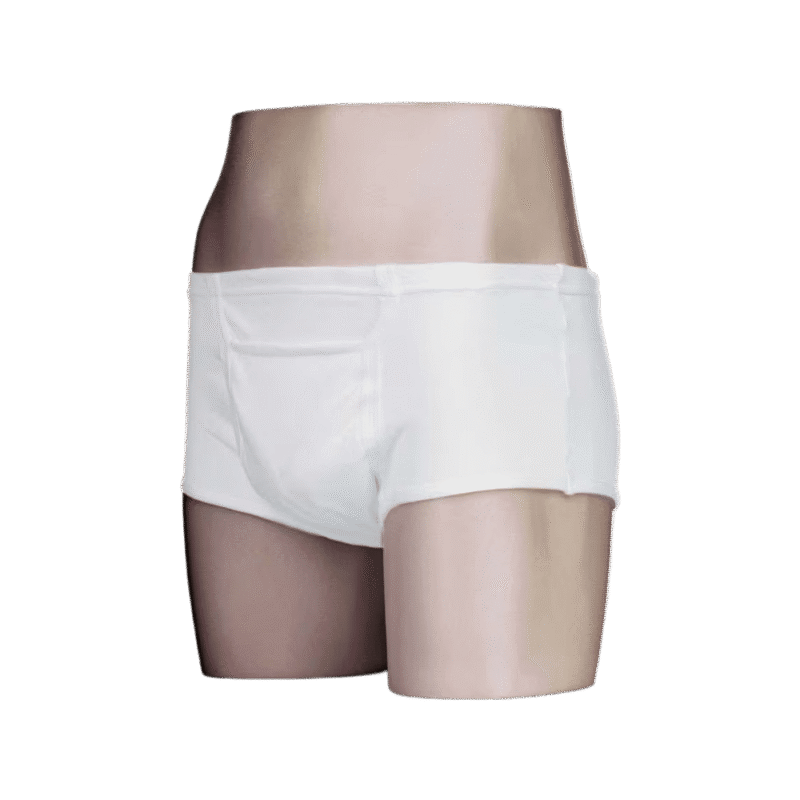 Inkontinensskydd för män Kylie i vit färg visat på modell, finns i storlekar M, X och XL