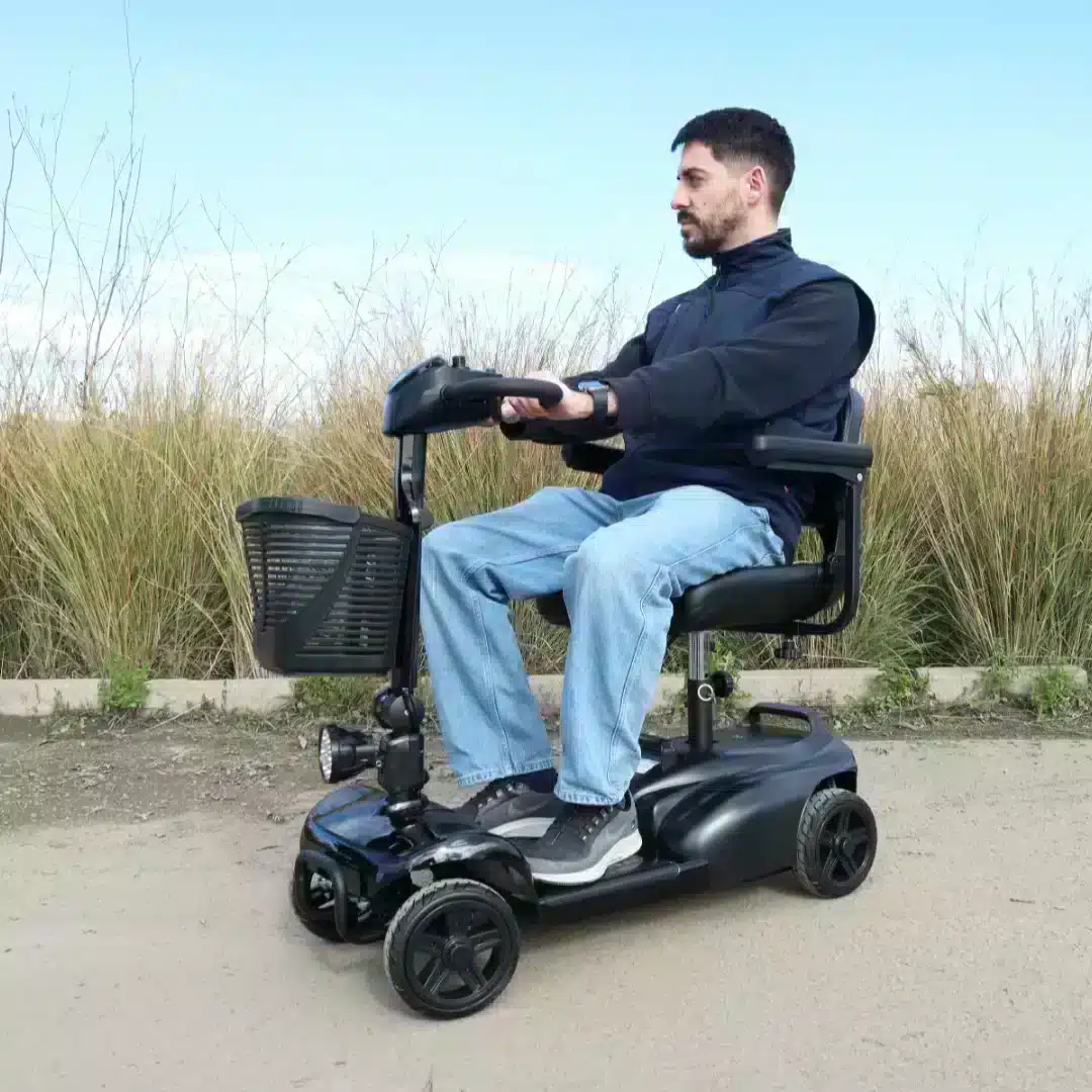 Person kör elektrisk scooter för vuxna utomhus