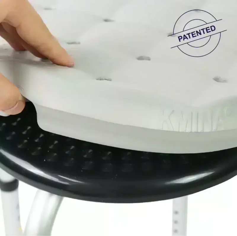 Mjuk men stabil kudde i EVA-skum Närbild på rund duschpallskudde med hand som trycker på ytan