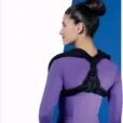 Axelförband för axelomfång 20–34 cm på person i lila topp