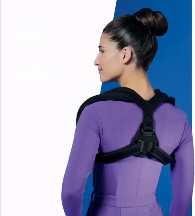 Axelförband i aktiv miljö Axelförband för axelomfång 20–34 cm på person i lila topp