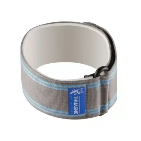 Justerbar ortos för tennisarmbåge Närbild på ortos för tennisarmbåge i ljusgrå färg