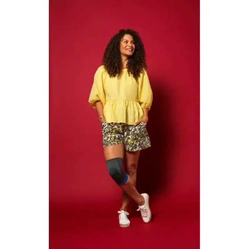 Knästöd i rörelse Kvinna i rörelse med GenuAction Knästöd – visning av flexibilitet och komfort vid aktivitet.