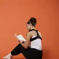 Person with shoulder brace for shoulder circumference 20–34 cm in relaxed position
