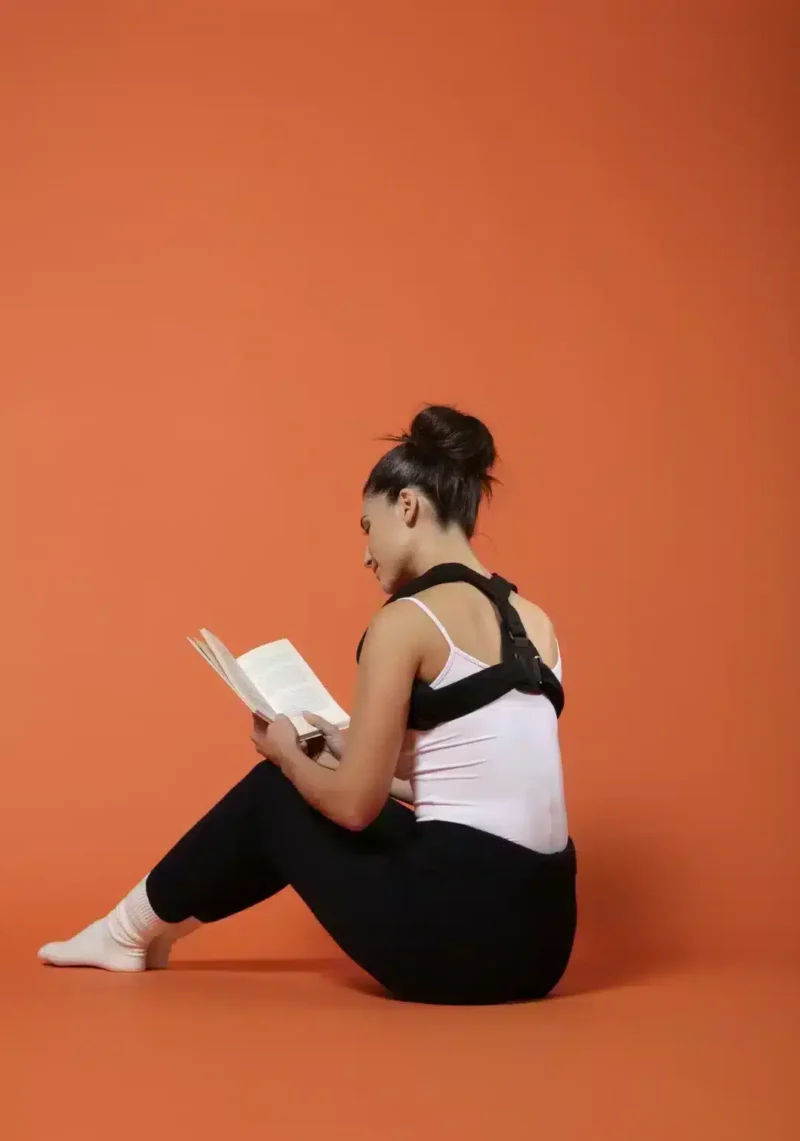 Axelförband för rehabilitering och avkoppling Person med axelförband för axelomfång 20–34 cm i avslappnad position