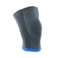 GenuAction Knästöd storlek 5 – elastiskt anatomiskt knästöd med blå kant, visad i studiomiljö.