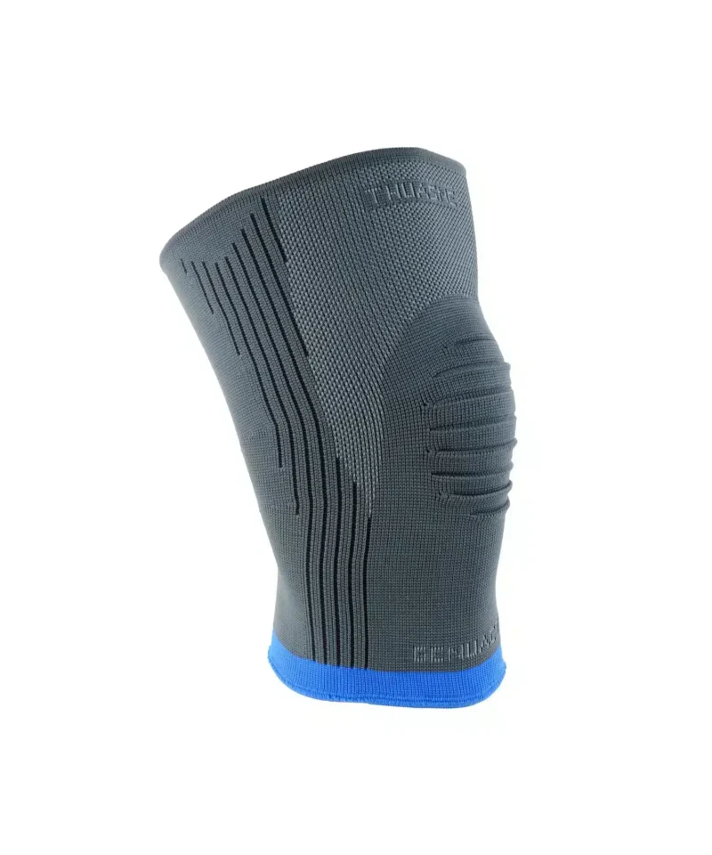 GenuAction Knästöd storlek 5 – elastiskt anatomiskt knästöd med blå kant, visad i studiomiljö.