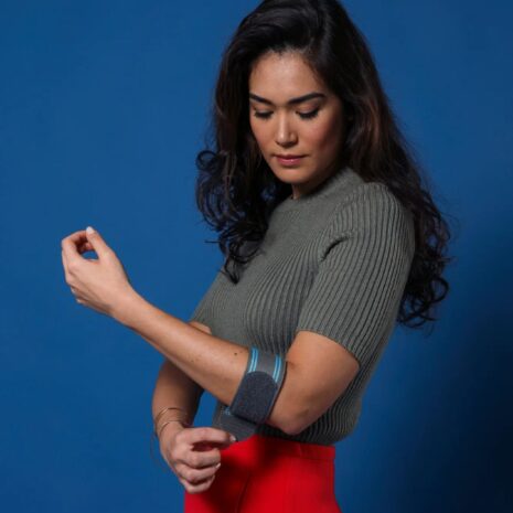 Ortos för tennisarmbåge illustration av placering på armen Ortos för tennisarmbåge 22–26 cm Ortos för tennisarmbåge illustration av placering på armen