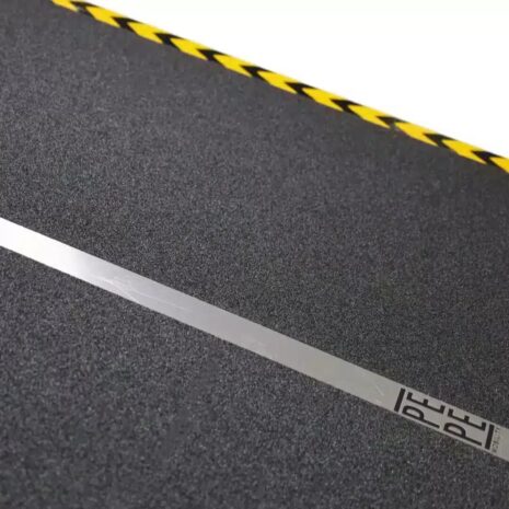 Säkerhetsmarkeringar längs rampens sidor Ramp för rullstol Rullstolsramp med varningsmarkeringar längs kanterna