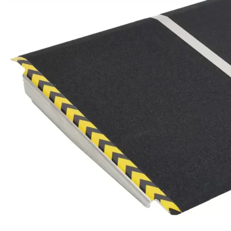 Halksäker rullstolsramp i aluminium Närbild av rullstolsrampens halksäkra yta i aluminium