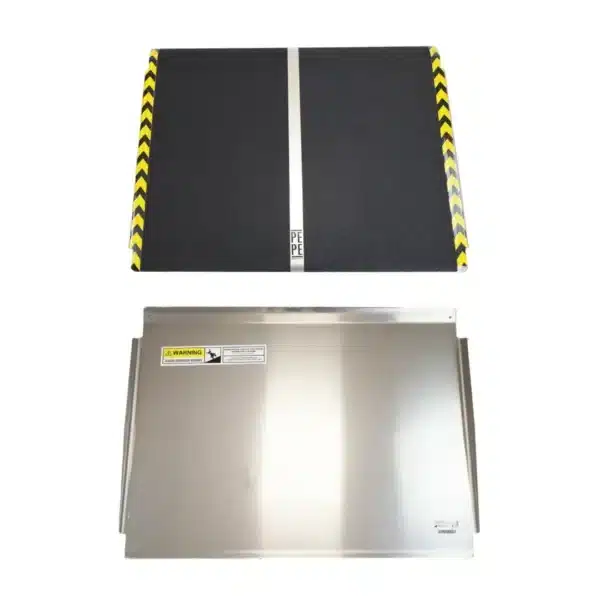 Rullstolsramp installerad vid trottoarkant utomhus