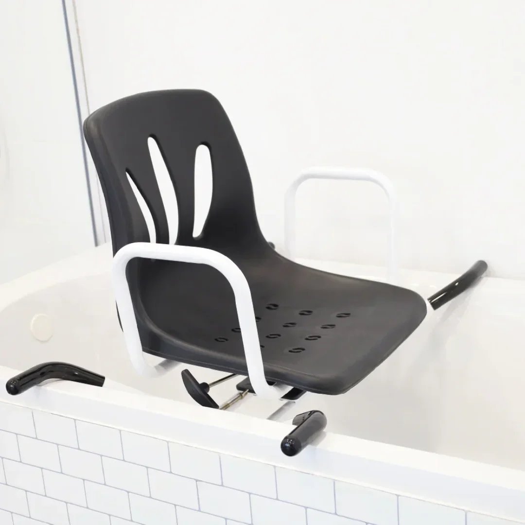 Badkarsstol monterad på vitt standardbadkar