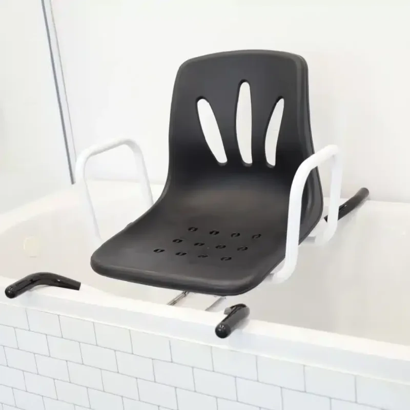 Stabil installation Svart badkarsstol monterad i badkar med kakel