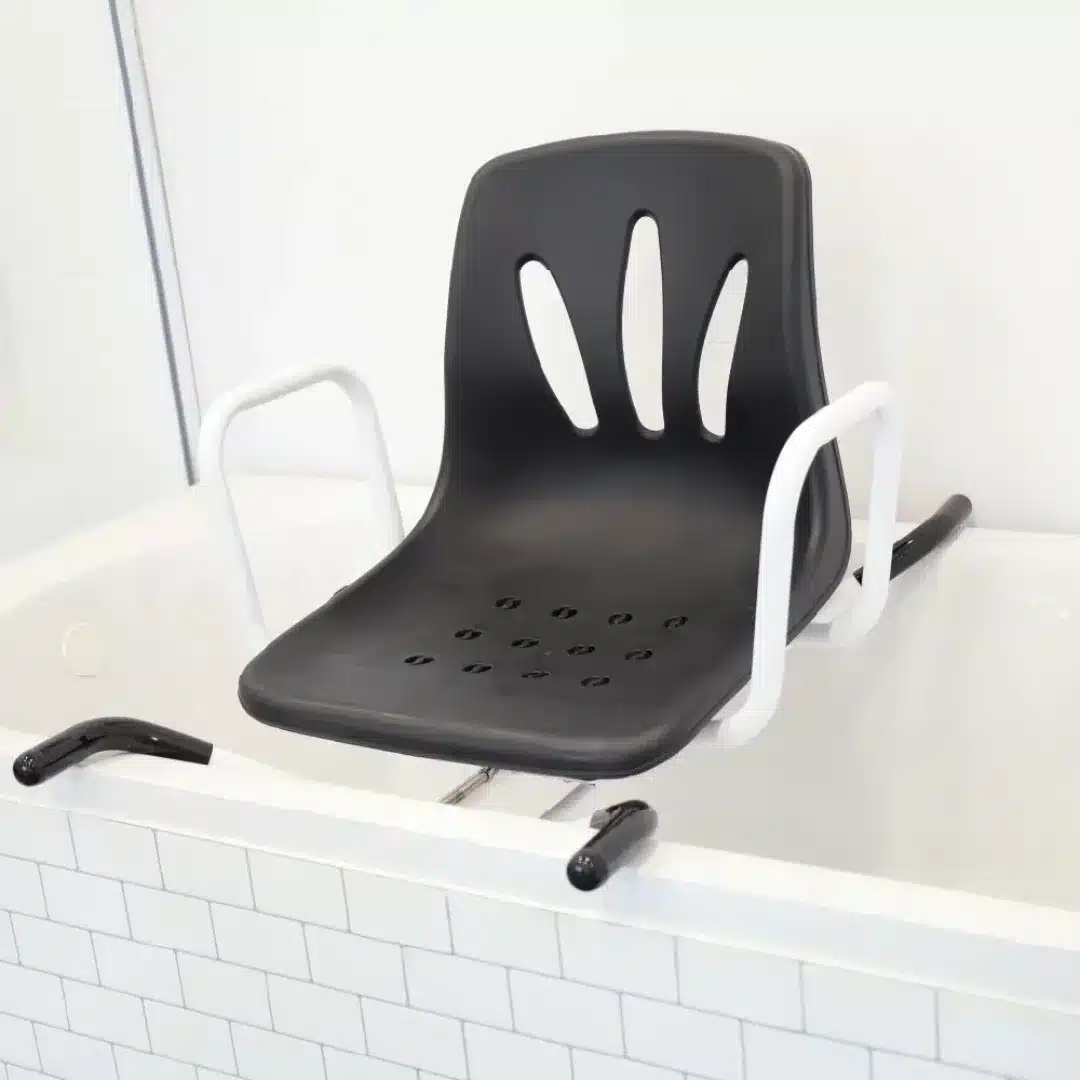 Svart badkarsstol monterad i badkar med kakel