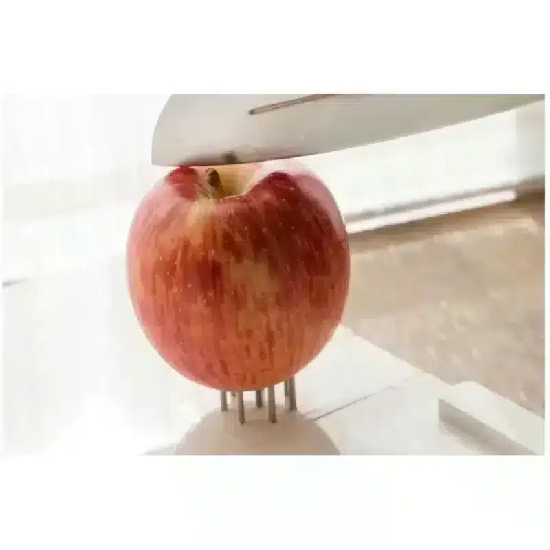Fixering av frukt Multifunktionell skärbräda med fäste håller ett äpple på plats