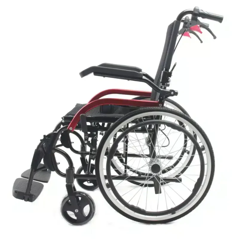 Rullstol modell 2242 från sidan Lättvikts rullstol modell 2242 sidovy aluminiumram