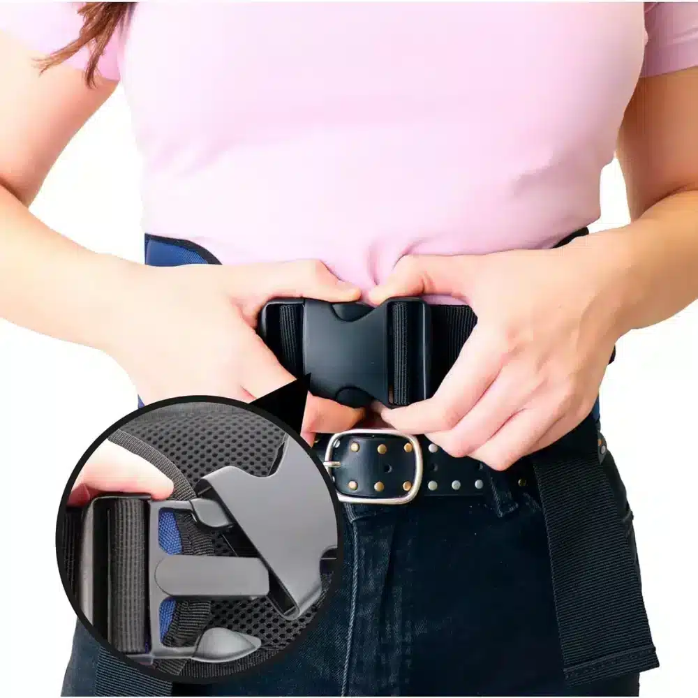 Justering av transferbälte med spänne i blå och svart färg.