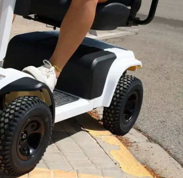 elscooter terränggående för vuxna kör upp för trottoarkant