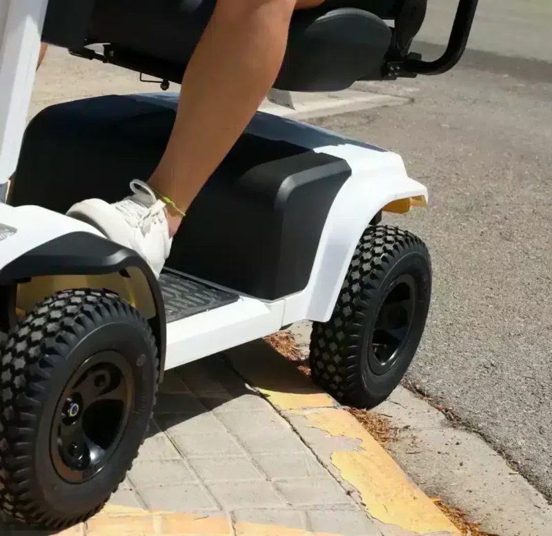 Kraftfull framkomlighet elscooter terränggående för vuxna kör upp för trottoarkant