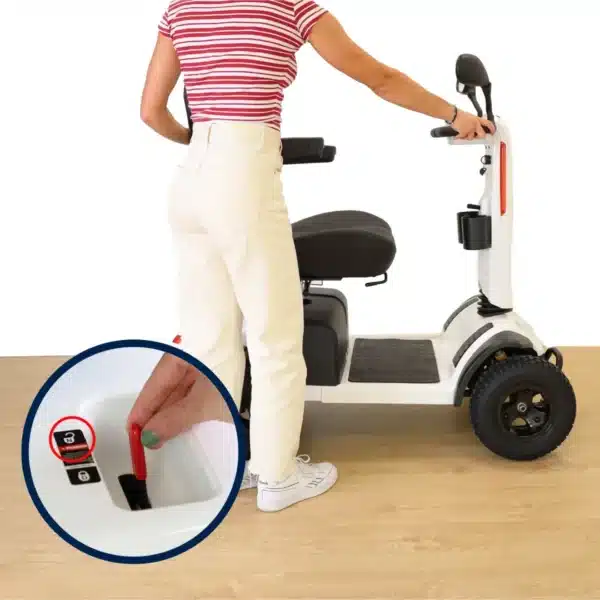 elscooter terränggående för vuxna med stående person bredvid