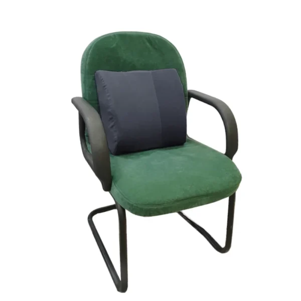 Ländryggsdyna med ergonomiskt stöd placerad på stol